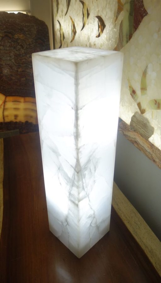 Rectangular onyx table lamp with closed top made of Blanco Hielo onyx marble collection. The lamp is almost 100% white.